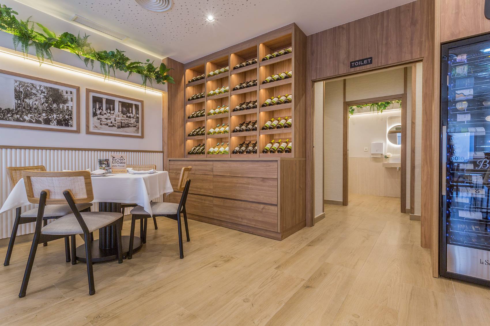 Mesa reservada junto a la vinoteca