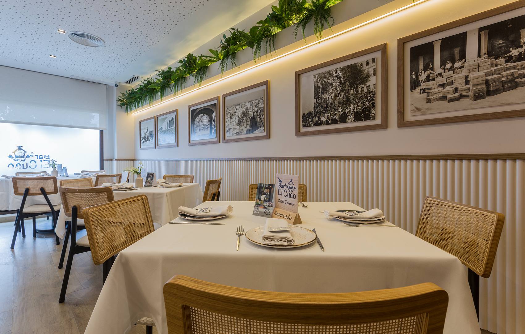 Mesa grande preparada en el Salón Domingo